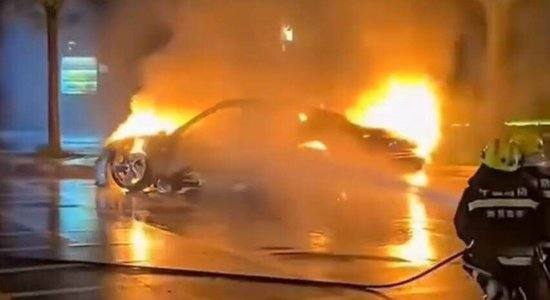 保时捷Q3利润暴跌99%，CEO即将卸任！国内Taycan又起火烧成空壳，曾宣布取消自主研发电池计划